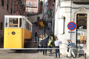 Portugalia. Lizbona. Wypadek kolejki linowo-terenowej / Fot. PAP/EPA - Tiago Petinga