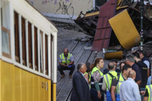 Portugalia. Lizbona. Wypadek kolejki linowo-terenowej / Fot. PAP/EPA - Tiago Petinga