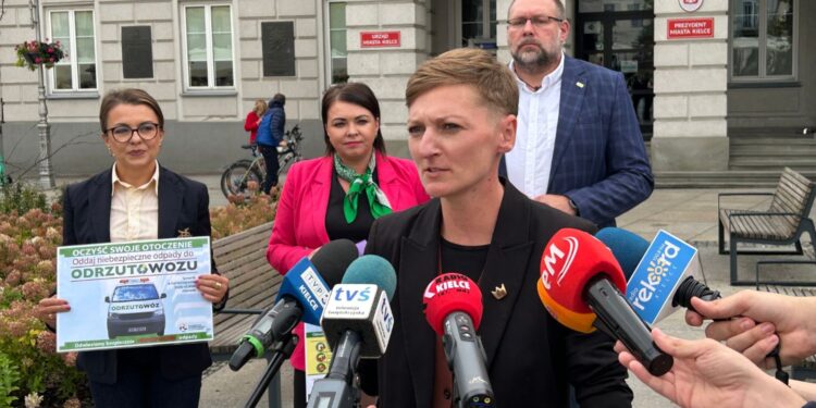 Władze Kielc chcą pomóc mieszkańcom w zbieraniu zużytej odzieży