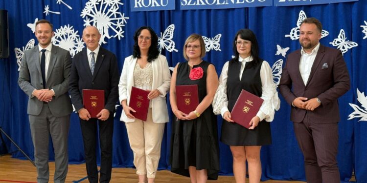 Kuratorium rozpoczęło postępowanie wyjaśniające ws. występu w starachowickiej szkole