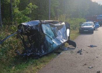 Rozbity samochód, a kierowca zbiegł z miejsca zdarzenia