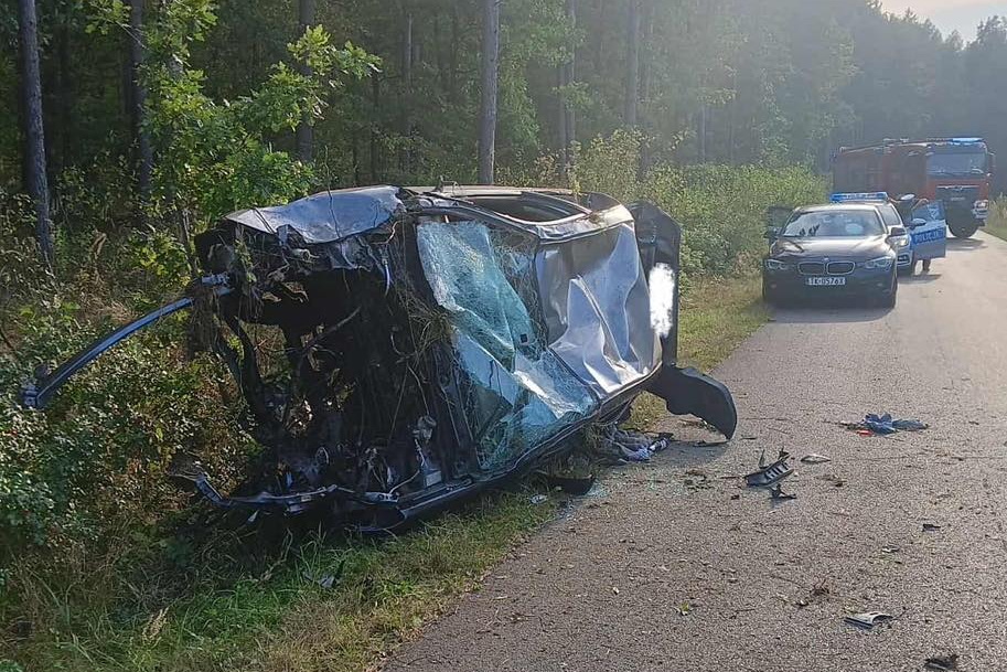 Rozbity samochód, a kierowca zbiegł z miejsca zdarzenia - Radio Kielce