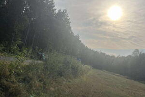 Rozbity samochód, a kierowca zbiegł z miejsca zdarzenia - Radio Kielce