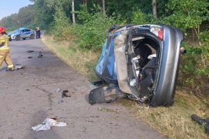 Rozbity samochód, a kierowca zbiegł z miejsca zdarzenia - Radio Kielce