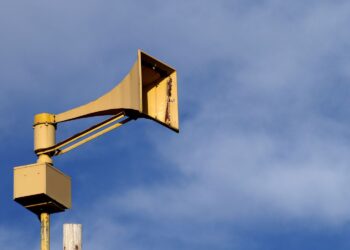 Wyją syreny i co dalej? Służby podpowiadają