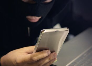 80-latek oszukany na 155 tysięcy złotych