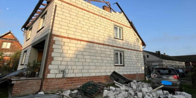 Zniszczony dom w Wyrykach będzie odbudowany na koszt państwa