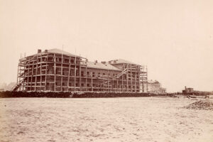 Historia kieleckich ulic. Plac Niepodległości - Radio Kielce Kielce. 1884 r. Budowa dworca kolejowego / źródło: fotopolska.eu