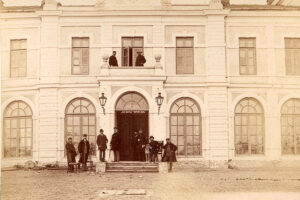 Historia kieleckich ulic. Plac Niepodległości - Radio Kielce Kielce. 1885 r. Dworzec kolejowy / źródło: fotopolska.eu