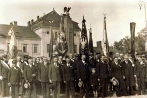 Historia kieleckich ulic. Plac Niepodległości - Radio Kielce Kielce. Lata 1933-1936. Dworzec kolejowy / źródło: fotopolska.eu