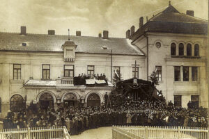 Historia kieleckich ulic. Plac Niepodległości - Radio Kielce Kielce. 1929 rok. Dworzec kolejowy / źródło: fotopolska.eu; zdjęcie ze zbiorów Januariusza Glibowskiego