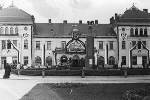 Historia kieleckich ulic. Plac Niepodległości - Radio Kielce Kielce. Lata 1929-1938. Dworzec kolejowy / źródło: fotopolska.eu; zdjęcie ze zbiorów Januariusza Glibowskiego