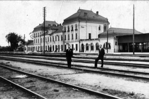 Historia kieleckich ulic. Plac Niepodległości - Radio Kielce Kielce. Dworzec kolejowy / źródło: facebook.com/KielceNaPrzestrzeniLat; zdjęcie ze zbioru Januariusza Glibowskiego