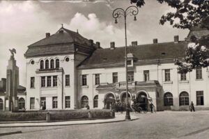 Historia kieleckich ulic. Plac Niepodległości - Radio Kielce Kielce. Lata 1929-1939. Dworzec kolejowy / źródło: fotopolska.eu