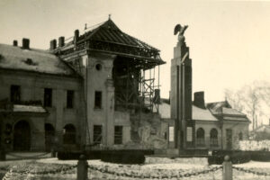 Historia kieleckich ulic. Plac Niepodległości - Radio Kielce Kielce. Wrzesień 1939 r. Dworzec kolejowy / źródło: fotopolska.eu
