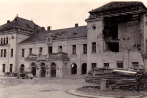 Historia kieleckich ulic. Plac Niepodległości - Radio Kielce Kielce. Wrzesień 1939 r. Dworzec kolejowy / źródło: fotopolska.eu
