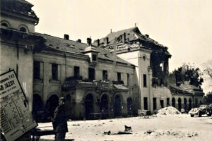 Historia kieleckich ulic. Plac Niepodległości - Radio Kielce Kielce. Październik 1939 r. Dworzec kolejowy / źródło: fotopolska.eu