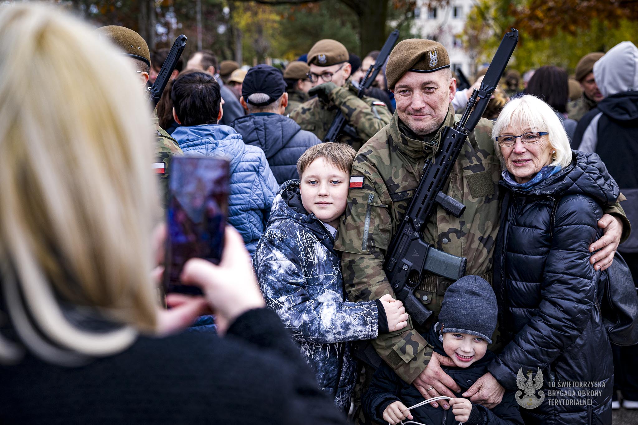 Uśmiech rodziny na żołnierskiej drodze