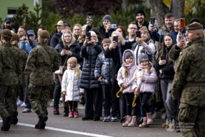 Uśmiech rodziny na żołnierskiej drodze