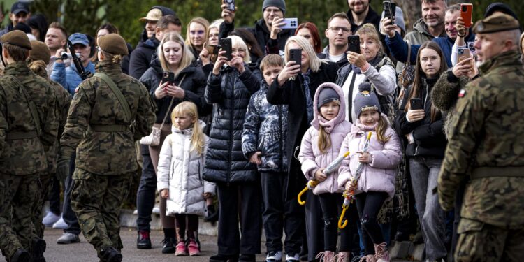 Uśmiech rodziny na żołnierskiej drodze
