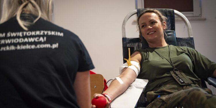 Oddali prawie 30 litrów bezcennego leku - Radio Kielce Oddali prawie 30 litrów bezcennego leku