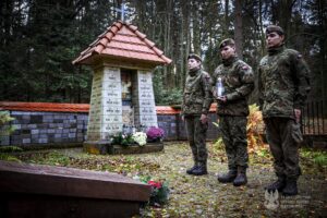 Żołnierska Pamięć dotarła do leśnych ostępów - Radio Kielce Żołnierska Pamięć dotarła do leśnych ostępów - Radio Kielce