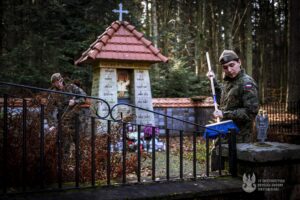 Żołnierska Pamięć dotarła do leśnych ostępów - Radio Kielce Żołnierska Pamięć dotarła do leśnych ostępów