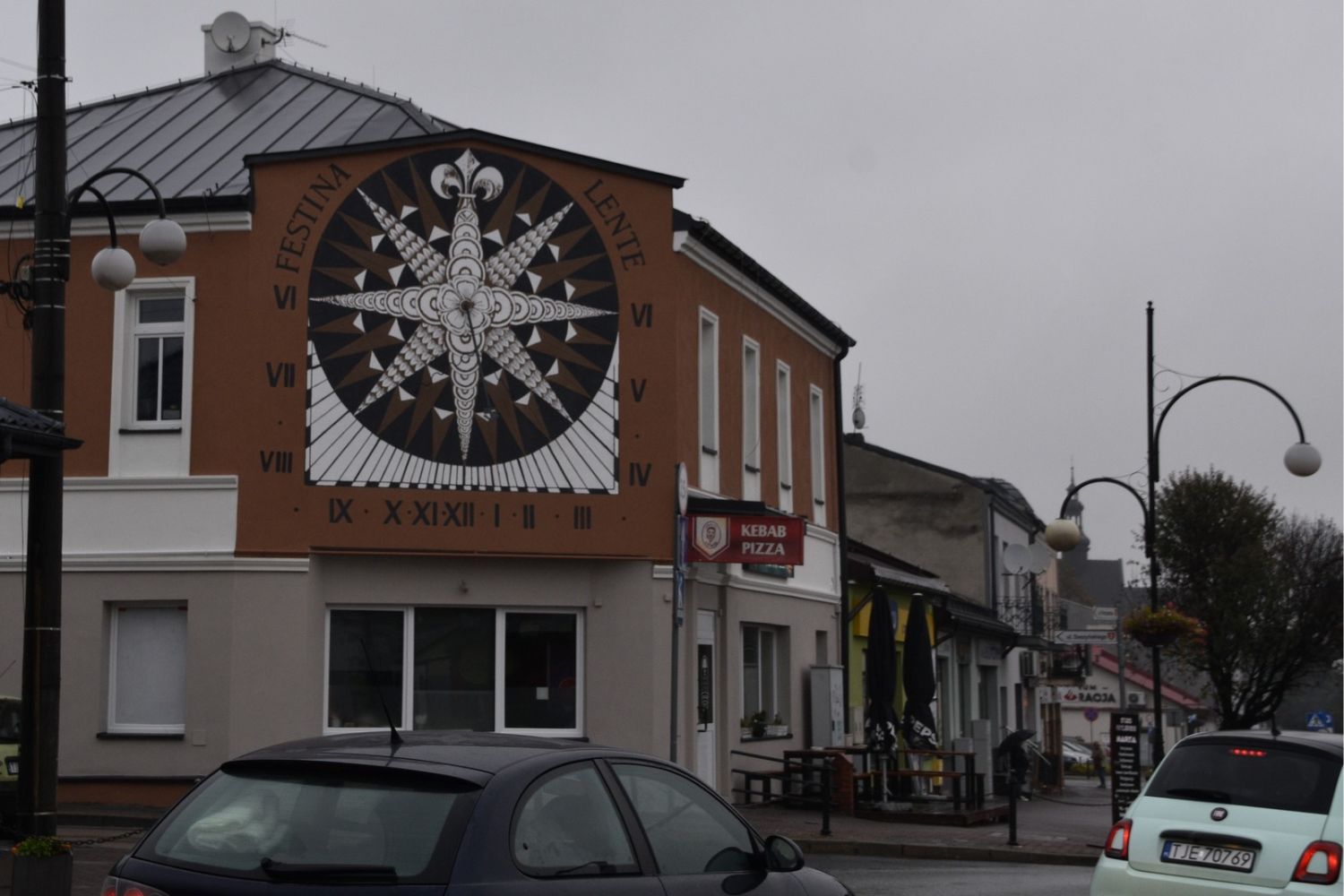 Zegar słoneczny znów jaśnieje w centrum miasta - Radio Kielce Jędrzejów. Kamienica pod Zegarem / Fot. Miasto Jędrzejów - Facebook
