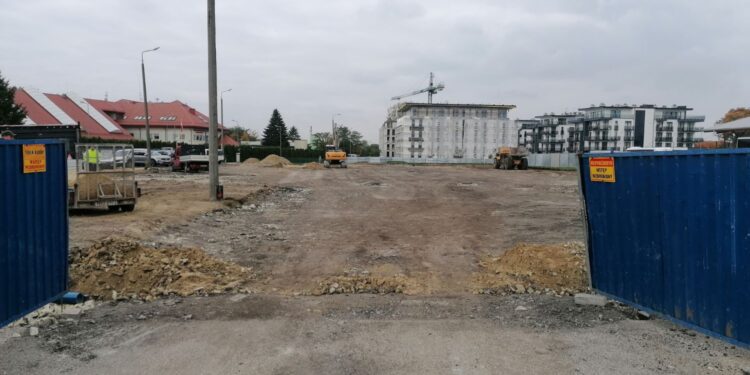 21.10.2025. Busko-Zdrój. Budowa pięciokondygnacyjnego parkingu na 500 miejsc / Fot. Marta Gajda-Kruk - Radio Kielce