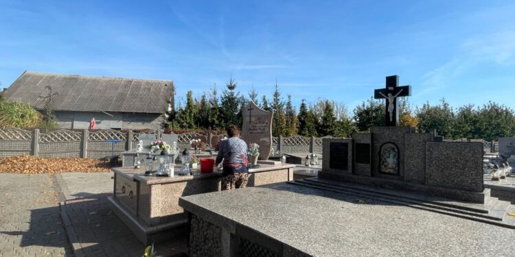 23.10.2025. Sandomierz. Cmentarz komunalny / Fot. Grażyna Szlęzak - Radio Kielce