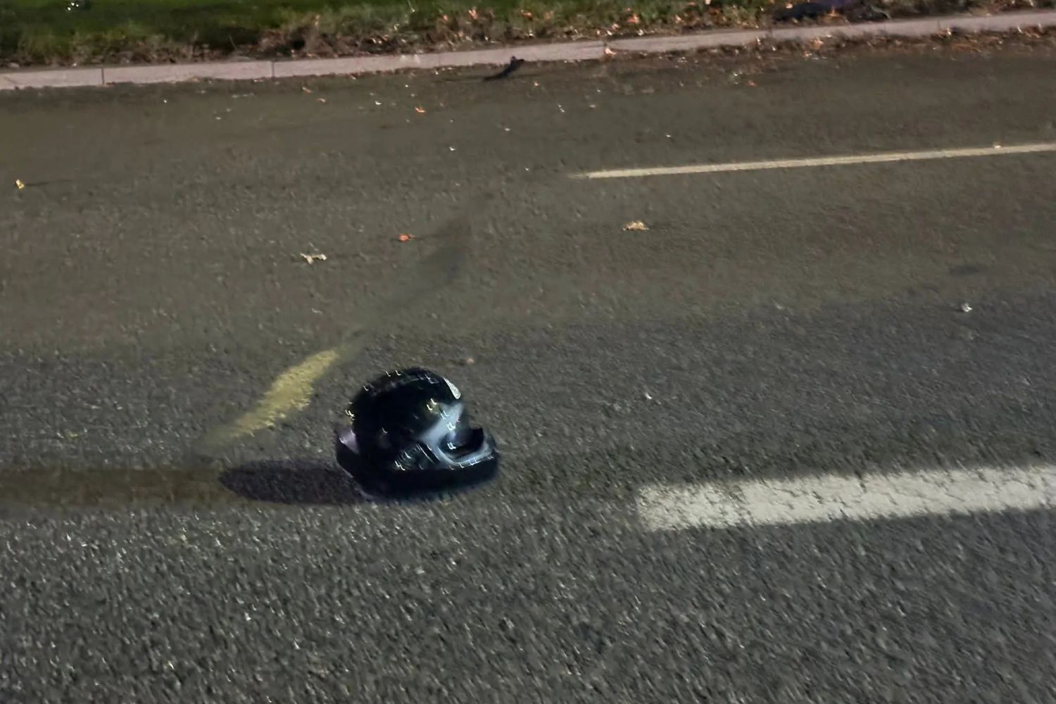 Motocykl przewrócił się na Sandomierskiej. Dwie osoby ranne - Radio Kielce 23.10.2025. Kielce. Ul. Sandomierska. Wypadek z udziałem motocykla / Fot. Mateusz Jaros / Wypadki i Zagrożenia Drogowe Kielce i okolice, Wojtek Wa Ja / Na Drodze Świętokrzyskie - Facebook