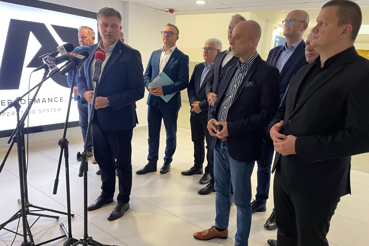 Sandomierski Pilkington i Federal Mogul w Gorzycach produkować będą dla wojska - Radio Kielce 24.10.2025. Gorzyce. Konferencja / Fot. Grażyna Szlęzak- Wójcik - Radio Kielce