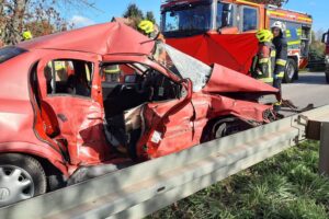 25.10.2025. Droga wojewódzka nr 751. Wzdół Kolonia. Wypadek / Fot. OSP Wzdół