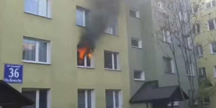 Pożar w mieszkaniu na ostrowieckim osiedlu. Jedna osoba ranna - Radio Kielce Pożar w mieszkaniu na ostrowieckim osiedlu. Jedna osoba ranna