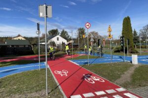 Otwarto pierwsze w gminie Sędziszów misteczko ruchu drogowego - Radio Kielce 30.10.2025. Tarnawa. Miasteczko ruchu drogowego / Fot. Jakub Rożek - Radio Kielce