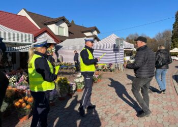 To może uratować życie. Policjanci apelują o noszenie odblasków - Radio Kielce 31.10.2025. Końskie. Akcja pod hasłem „To może uratować życie” / Fot. Magdalena Galas-Klusek - Radio Kielce