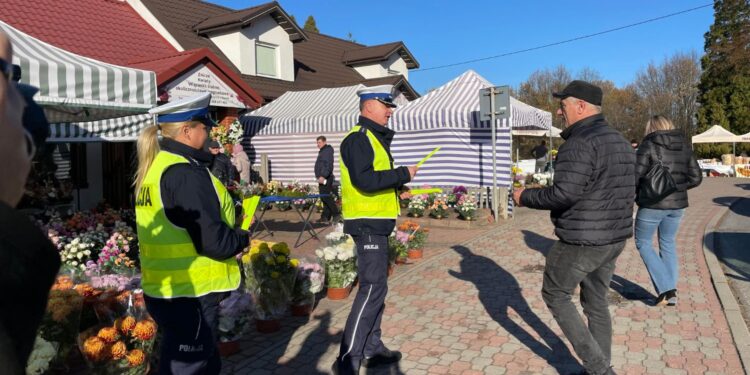 To może uratować życie. Policjanci apelują o noszenie odblasków - Radio Kielce 31.10.2025. Końskie. Akcja pod hasłem „To może uratować życie” / Fot. Magdalena Galas-Klusek - Radio Kielce