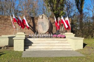 W Ostrowcu upamiętniono ofiary zamordowane przez Niemców - Radio Kielce 31.10.2025. Ostrowiec Świętokrzyski. Rocznica rozstrzelania 20 mieszkańców miasta w 1943 roku / Fot. UM Ostrowiec Świętokrzyski