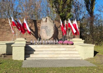 W Ostrowcu upamiętniono ofiary zamordowane przez Niemców - Radio Kielce 31.10.2025. Ostrowiec Świętokrzyski. Rocznica rozstrzelania 20 mieszkańców miasta w 1943 roku / Fot. UM Ostrowiec Świętokrzyski