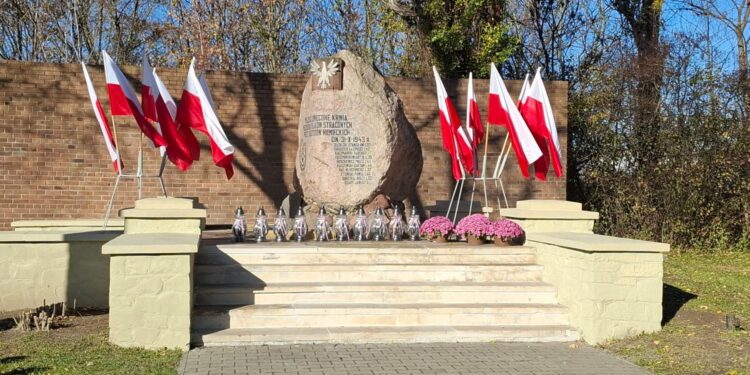 W Ostrowcu upamiętniono ofiary zamordowane przez Niemców - Radio Kielce 31.10.2025. Ostrowiec Świętokrzyski. Rocznica rozstrzelania 20 mieszkańców miasta w 1943 roku / Fot. UM Ostrowiec Świętokrzyski