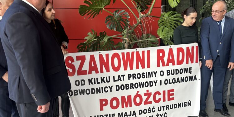 Przyszli na sesję, by walczyć o obwodnicę - Radio Kielce 27.10.2025. Kielce. Sesja sejmiku województwa / Fot. Izabela Mortas-Rubak - Radio Kielce