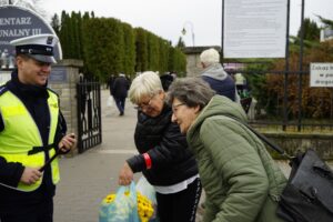 30.10.2025. Akcja rozdawania odblasków / Fot. Aleksandra Kwaśniewska - Radio Kielce