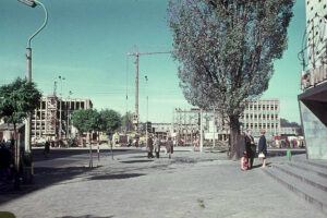 Historia kieleckich ulic. Plac Niepodległości - Radio Kielce Kielce. 1970 rok. Budowa dworca kolejowego / źródło: fotopolska.eu
