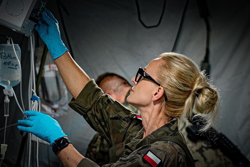 Jak to jest z włosami kobiet służących w wojsku?