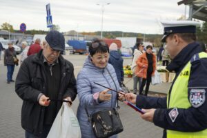 30.10.2025. Akcja rozdawania odblasków / Fot. Aleksandra Kwaśniewska - Radio Kielce