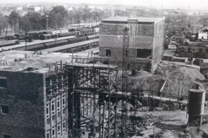 Historia kieleckich ulic. Plac Niepodległości - Radio Kielce Kielce. Lata 1970-1971. Budowa dworca kolejowego / źródło: fotopolska.eu