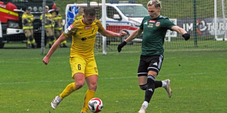 Szybki gol rozstrzygnął derby. Naprzód walczył, ale punkty pojechały do Starachowic