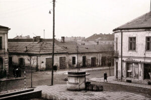 Historia kieleckich ulic. Warszawska - Radio Kielce Kielce. Ulica Warszawska. 1959 rok. Skrzyżowanie ulic Warszawskiej i Orlej / źródło: fotopolska.eu