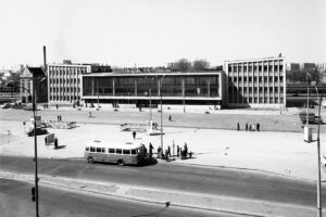 Historia kieleckich ulic. Plac Niepodległości - Radio Kielce Kielce. 1973 rok. Dworzec kolejowy / źródło: fotopolska.eu
