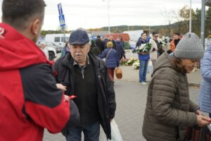 30.10.2025. Akcja rozdawania odblasków / Fot. Aleksandra Kwaśniewska - Radio Kielce